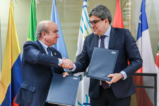 Mariano Jabonero e Martín Benavides na assinatura do acordo.