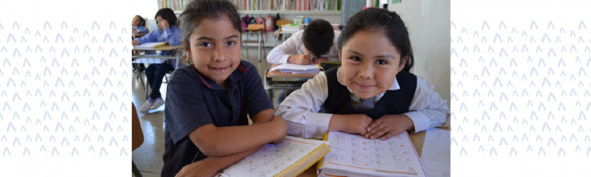 Niñas estudian matemáticas en escuela de Santiago de Chile