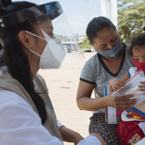 Ezequiel Reyes (2) y su mamá, Mayra García, reciben un paquete de Plumy dozes durante la brigada integral de salud dirigida a menores de 5 años organizada por DyA con el apoyo de UNICEF y el Ministerio de Salud que se llevó a cabo en la cooperativa Realidad de Dios en Monte Sinaí, Guayaquil.