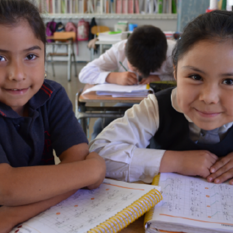 Niñas estudian matemáticas en escuela de Santiago de Chile