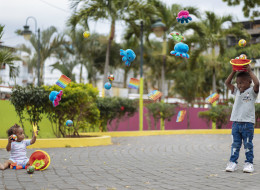 Composicion fotografica digital de niños esmeraldeños jugando en un parque de Esmeraldas, Ecuador.